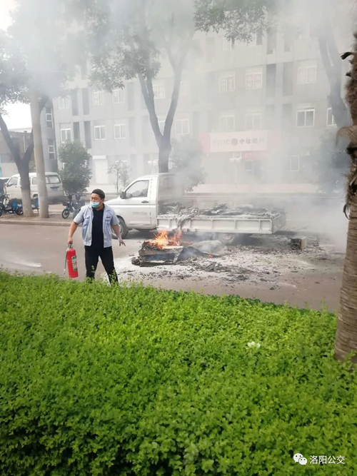 驚險！高溫天小貨車“上火” 萬幸！路遇公交車長及時“滅火”